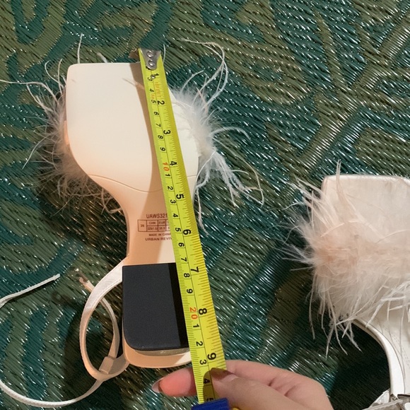 Super Chic🤍NWT- UR Pearl White Silky Fluffy Block Heels -Size 5 - Picture 8 of 8